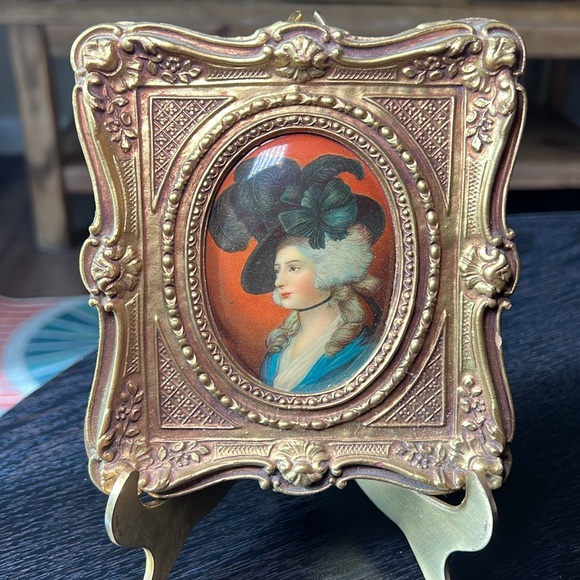 Vintage Other - Vintage French style oval portrait cameo carved wood gold gilt frame wall art